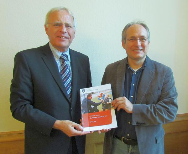 Bild vergrößern: v. l.: Landrat Reinhard Sage und Prozesskoordinator Dr. Stefan Doose