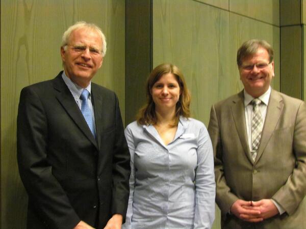 Bild vergr&ouml;&szlig;ern: von links: Landrat Reinhard Sager, Klimaschutzmanagerin Anja Sch&auml;ffler, Vorsitzender des Ausschusses f&uuml;r Natur, Umwelt, Bau und Verkehr Jens Johannsen