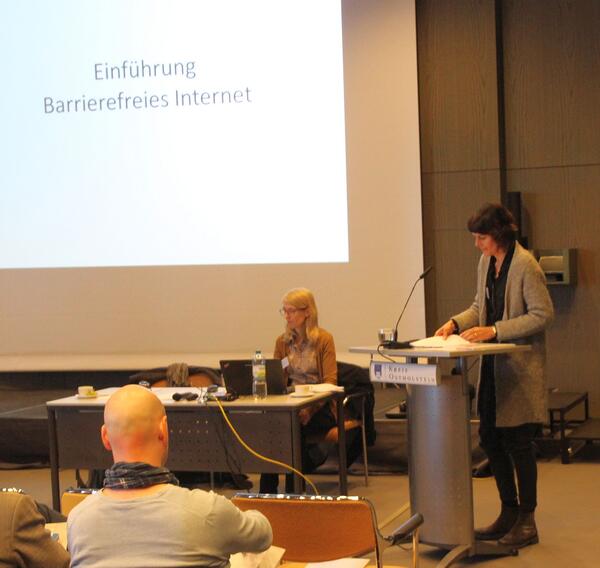 Vortragende der Veranstaltung Frau Simone Lerche (DIAS GmbH) mit Ihrer Leinwandpr&auml;sentation