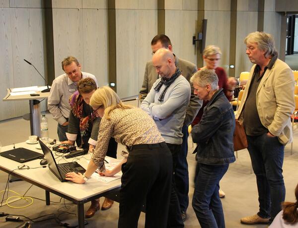 Bild vergr&ouml;&szlig;ern: Teilnehmerinnen und Teilnehmer an der Aktiv-Station zum Serven im Internet mit simulierten Sehbehinderungen