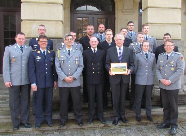 Angeh&ouml;rige des Truppen&uuml;bungsplatzes Putlos zu Besuch bei Landrat Sager