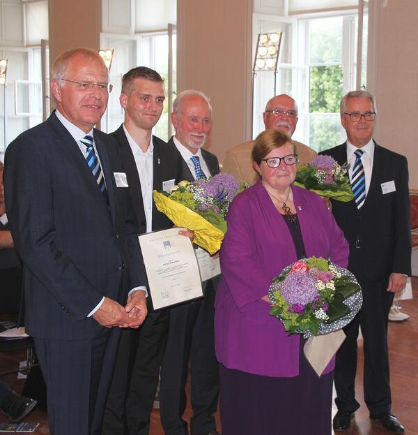 Bild vergrößern: v.l.: Landrat Reinhard Sager, Patrick Silbermann, Dr. Rudorlf Austermann, Anne-Gertrud Pistol, Hans-Joachim Feist, Kreispräsident Ulrich Rüder