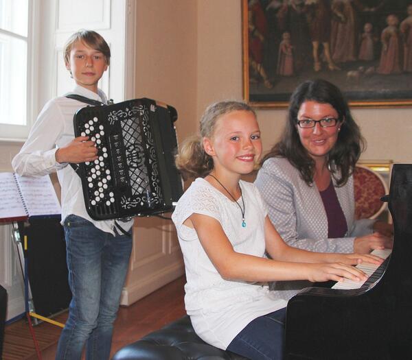 v.l.: Jannis Scheff, Wiebke Andreas, Petra Marcolin, Pädagogische Leiterin der Kreismusikschule