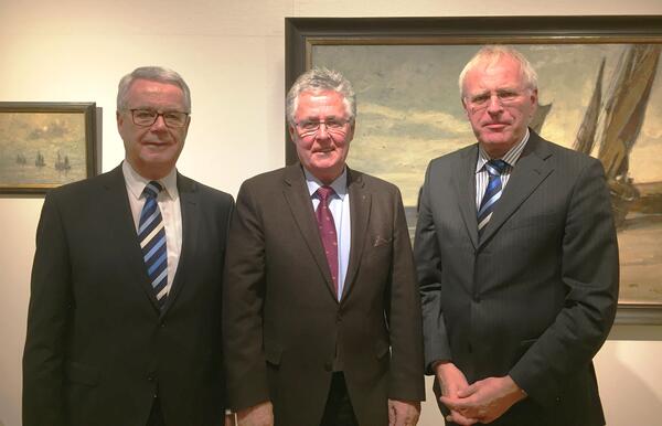 Bild vergr&ouml;&szlig;ern: Kulturpreistr&auml;ger Dr. Kersten Jungk mit Kreispr&auml;sident Ulrich R&uuml;der und Landrat Reinhard Sager