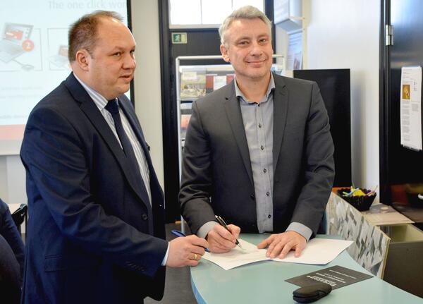 Bild vergr&ouml;&szlig;ern: Gaarz und Rasmussen unterzeichnen Gesch&auml;ftsordnung