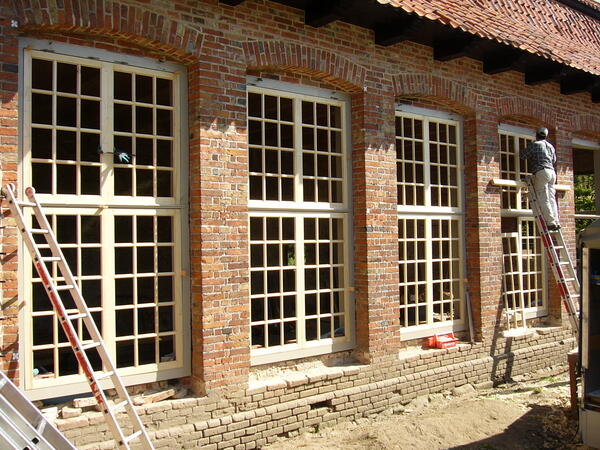 Bild vergrößern: Einpassung der neuen Fensterflügel am 19.08.09