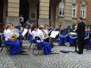 Bild vergrößern: Die Youth Concert Band der Isle of Wight vor dem Kreishaus
