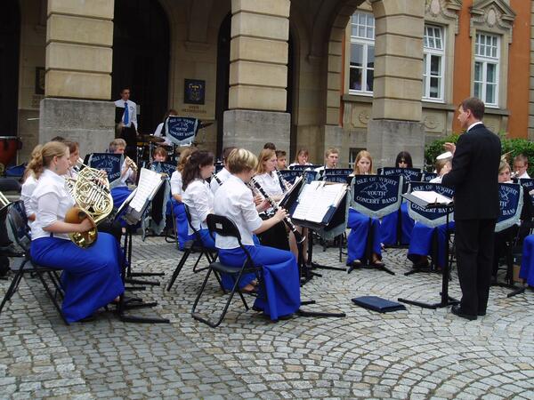 Die Youth Concert Band der Isle of Wight vor dem Kreishaus