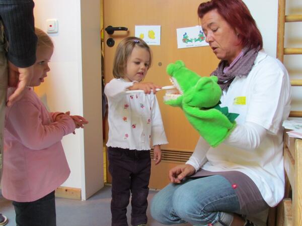Bild vergrößern: Dem Krododil die Zähne putzen gefiel auch den Kleinsten.