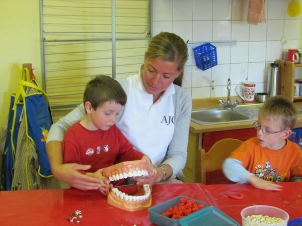 Bild vergrößern: Die Kinder konnten ein Gebiss kneten und sich alles ganz genau anschauen.