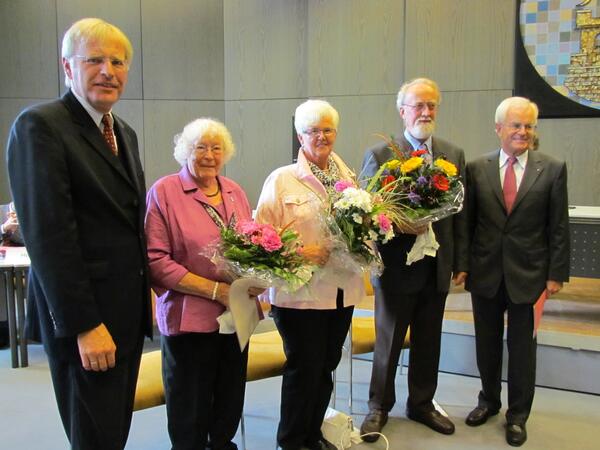 Bild vergrößern: v.l.: Landrat Sager, Renate Behrens, Karin Kahl, Dr. Werner Sach und Kreispräsident Wegener