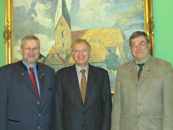 v.l.: Rudolf Meyer-Böttger, Landrat Reinhard Sager und Gustaf Hogreve