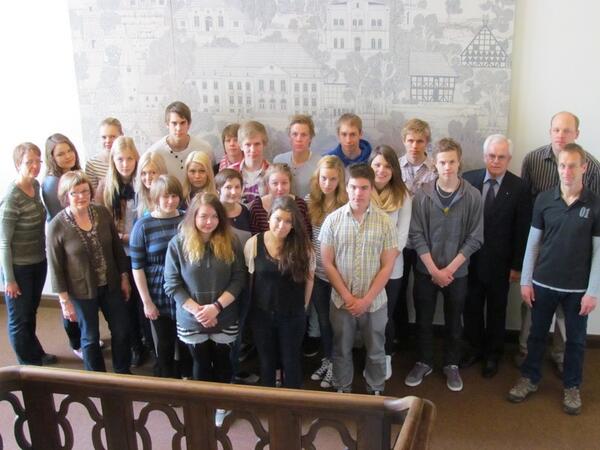 Die finnischen Schüler mit den Lehrern Birgit Behr (1. v.l.), Falk Freidel (1.v.r.) und Kreispräsident Wegener (3.v.r.) im Kreishaus.