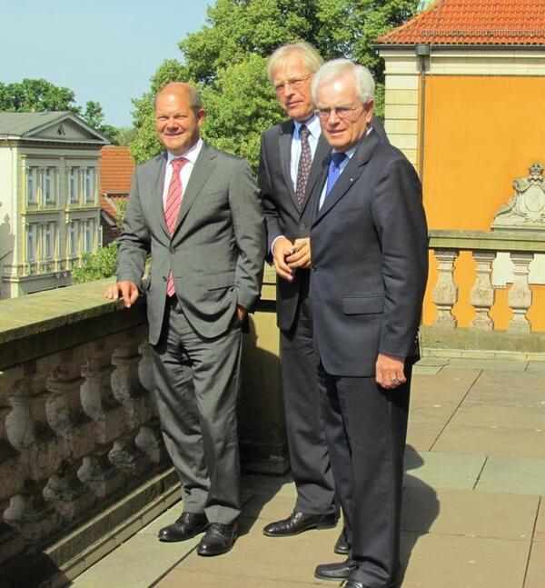 v.l.: Erster Bürgermeister Olaf Scholz, Landrat Reinhard Sager, Kreispräsident Joachim Wegener