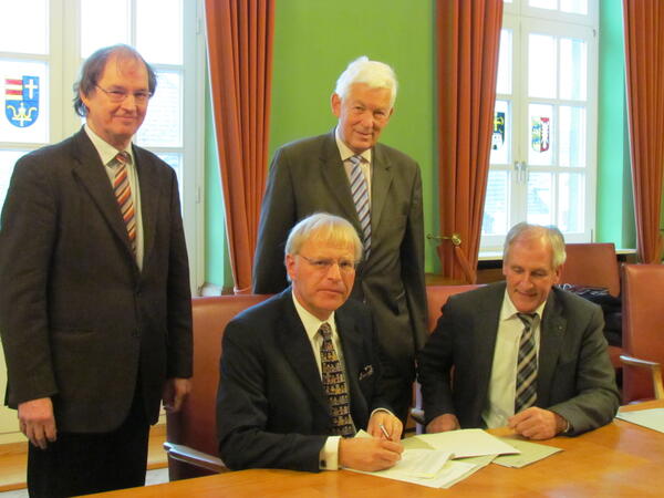 v.l.: Hans-Uwe Rehse, Landrat Reinhard Sager, Probst Dr. Otto-Uwe Kramer und Claus von See