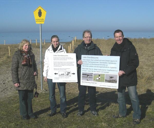 Bild vergrößern: v.l.: Regina Haase-Ziesemer (Fachdienst Gesundheit), Sandra Hamer (Gemeinde Großenbrode), Dieter Tinney (Naturschutzbeauftragter), Klaus Reise (Bürgermeister)