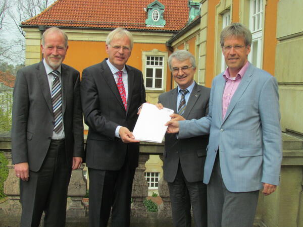 v.l. Claus-Peter Matthiensen, Landrat Reinhard Sager, Hermann-Josef Thoben und Jürgen Wolff bei der Übergabe der Zuwendungsbescheide.
