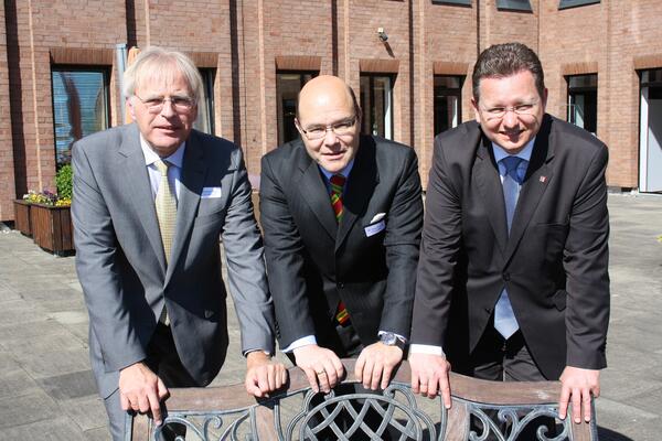 v.l.: Landrat Reinhard Sager, Dr. Arno Probst und Wirtschaftsstaatssekretär Ralph Müller-Beck