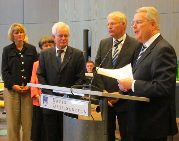 Der bisherige Kreispräsident Joachim Wegener (3. v.l.) wird vom neuen Kreispräsidenten Ulrich Rüder (5. v.l.) verabschiedet.