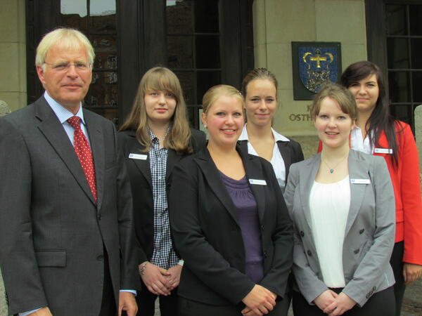 Landrat Reinhard Sager mit den neuen Nachwuchskräften Vanessa Bönig, Franziska Junker, Jasmin Neller, Joyce Weber und Caroline Michel (v.l.).