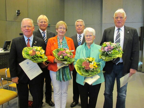 v.l.: Helmut Wiesek, Landrat Reinhard Sager, Karin Hagemann, Kreispräsident Ulrich Rüder, Käthe Hoffmeyer und Edwin Schultz