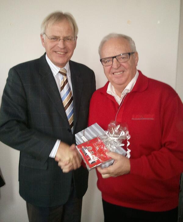 Bild vergr&ouml;&szlig;ern: Steen Bach Nielsen von der Region Seeland (rechts) &uuml;bergibt den Vorsitz im Fehmarnbelt-Komitee an Reinhard Sager.