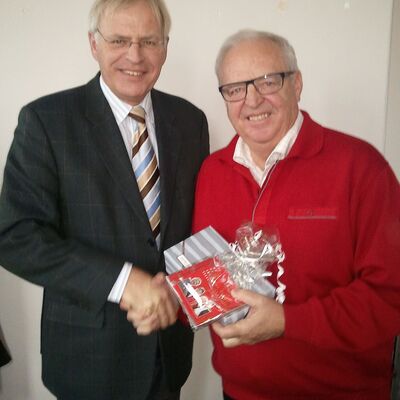 Steen Bach Nielsen von der Region Seeland (rechts) &uuml;bergibt den Vorsitz im Fehmarnbelt-Komitee an Reinhard Sager.