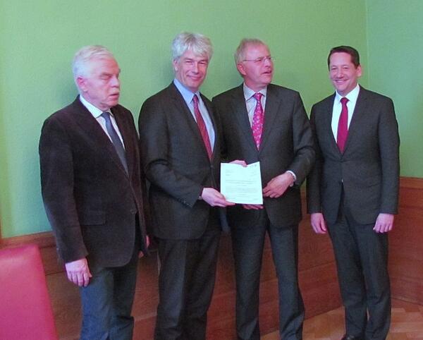 Bild vergrößern: v.l.: Bürgermeister Otto-Uwe Schmiedt, Staatsekretär Dr. Frank Nägele, Landrat Reinhard Sager und Hauptgeschäftsführer der IHK, Lars Schöning
