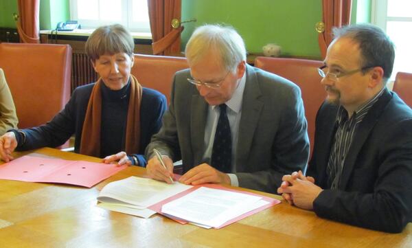 v.l.: Eija Ellen Jürs, Landrat Reinhard Sager und Christian Pittelkow unterzeichnen den Vertrag.