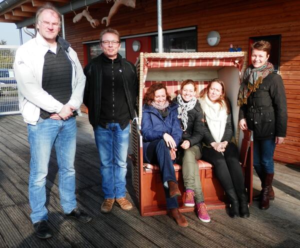 Bild vergrößern: v.l.: Jan-Eric Hertwig, Kreisschulsportbeauftragter Ostholstein, Jakob Svendsen, Lindeskovskolen, Christine Geberbauer, GR Timmendorfer Strand, Maria Wagner, Eskilstrupskole, Mathilde Braarud Hansen, Lindeskovskolen, Nathalie Ard, Fehmarnbelt-Büro