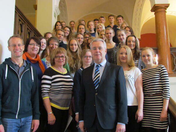 Bild vergr&ouml;&szlig;ern: Die finnischen und deutschen Sch&uuml;ler sowie ihre Lehrer (v.l.) Falk Freidel, Helena Erkkala, Birgit Behr, Eija Peura wurden von Kreispr&auml;sident Ulrich R&uuml;der im Kreishaus empfangen.