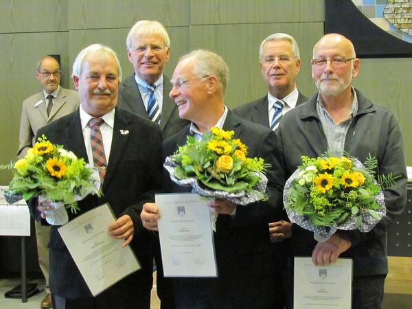 Die Verleihung der Ehrennadel im Jahre 2014: v.l.: Udo Glauflügel, Landrat Reinhard Sager, Till Niemeyer, Kreispräsident Ulrich Rüder und Eitel Prieß