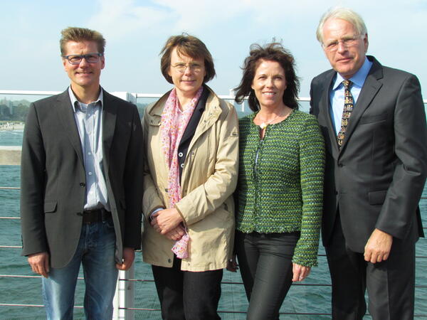 Bild vergr&ouml;&szlig;ern: v. l. Joachim Nitz, Gudula Bauer, Landr&auml;tin Stephanie Ladwig und Landrat Reinhard Sager