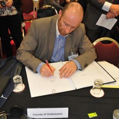 Kreistagsabgeordneter Peer Kn&ouml;fler (CDU) unterzeichnet die Vereinbarung.