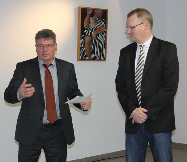 Bild vergrößern: v. l.: Horst Weppler vom Kreis Ostholstein und Sven Thomsen von der Autokraft stellten das neue Online-Buchungsangebot für den AnrufBus vor.