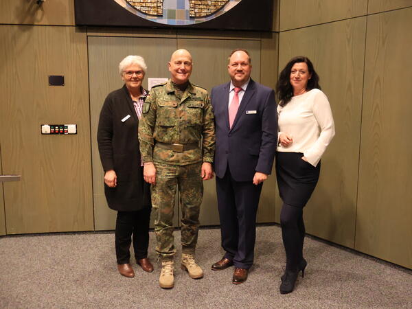 Kreispräsidentin Petra Kirner, Oberst Axel Schneider, Landrat Timo Gaarz, Bürgermeisterin Bettina Schäfer