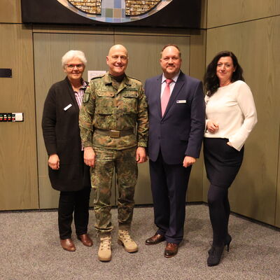 Kreispr&auml;sidentin Petra Kirner, Oberst Axel Schneider, Landrat Timo Gaarz, B&uuml;rgermeisterin Bettina Sch&auml;fer