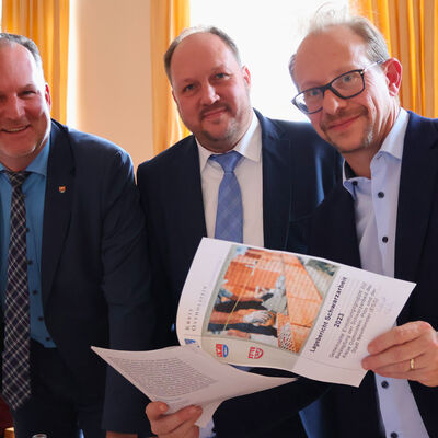 Bild vergrößern: Landrat Demmin, Landrat Gaarz und Oberbrgermeister Bergmann freuen sich ber die positive Jahresbilanz der EGS