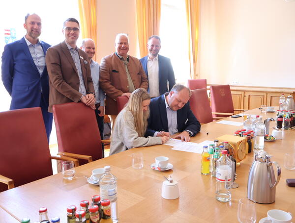 Unterzeichnung der Vereinbarung durch das Frauenhaus und Landrat Gaarz