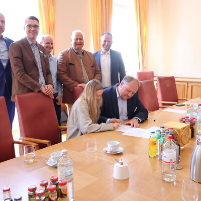 Unterzeichnung der Vereinbarung durch das Frauenhaus und Landrat Gaarz