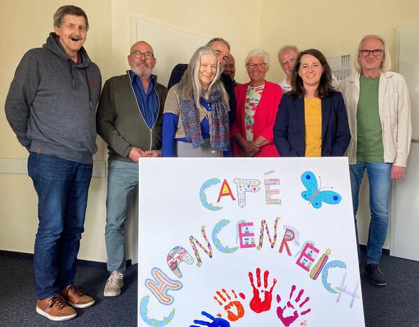 Kreispräsidentin Petra Kirner (4. v.r.) mit Besucherinnen und Besuchern des "Café Chancenreich" in Neustadt i.H.