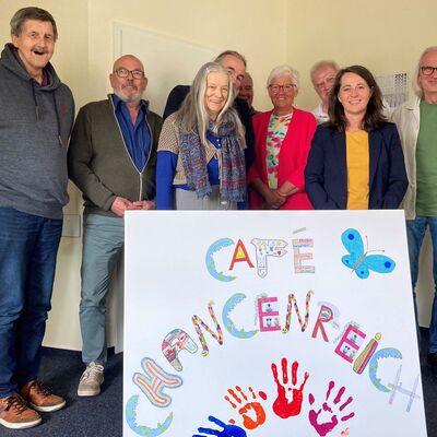 Bild vergrößern: Kreisprsidentin Petra Kirner (4. v.r.) mit Besucherinnen und Besuchern des "Caf Chancenreich" in Neustadt i.H.