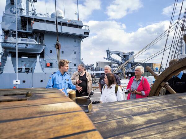 Besuch der Gruppe mit Kreispräsidentin Petra Kirner (r.) auf der Gorch Fock.