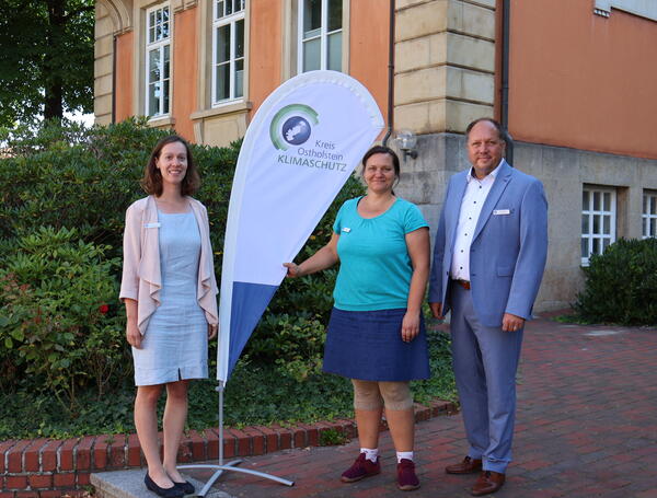 V. l. n. r.: Klimaschutzmanagerin Leslie Matthiesen, die neue Klimaschutzkoordinatorin Mareike Jagszent und Landrat Timo Gaarz