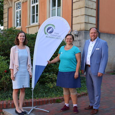 V. l. n. r.: Klimaschutzmanagerin Leslie Matthiesen, die neue Klimaschutzkoordinatorin Mareike Jagszent und Landrat Timo Gaarz