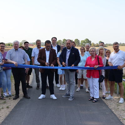 Mit B&uuml;rgermeister Sebastian Rieke und Landrat Timo Gaarz nahmen weitere Vertreter aus der Politik und Verwaltung an der offiziellen Einweihung teil. Mit ihnen freuen sich die Grunderwerbspartner und die beteiligte Baufirma &uuml;ber den Fu&szlig;- und Radweg.