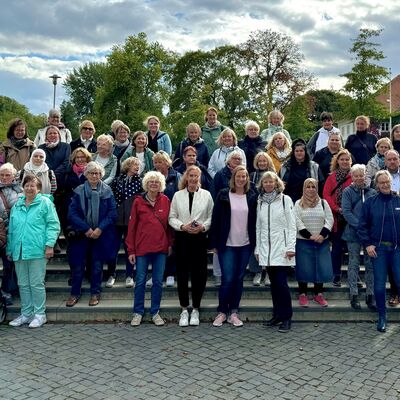 Koordinatorinnen und ehrenamtliche Mitarbeiterinnen mit Vertretern der Kreisverwaltung
