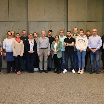 Landrat Timo Gaarz (rechts) mit den neuen Kolleginnen und Kollegen