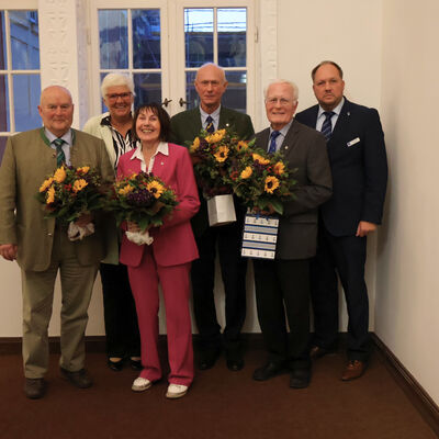 Tr&auml;ger der Ehrennadel 2024 mit Kreispr&auml;sidentin Kirner (2.v.l.) und Landrat Timo Gaarz (r.)