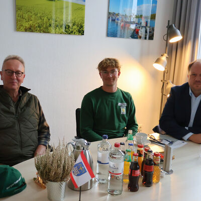 Landrat Gaarz ehrt Fiete Strube, Schleswig-Holsteins besten Nachwuchs-Landschaftsg&auml;rtner